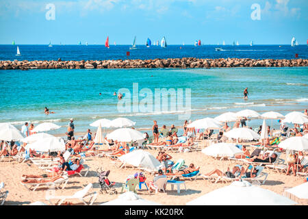 Plage animée sur un week-end à Tel Aviv, Israël. Banque D'Images