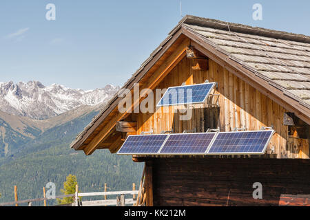 Shepherd lodge en bois avec panneaux solaires avec paysage de montagne dans l'ouest de la Carinthie, Autriche. Banque D'Images