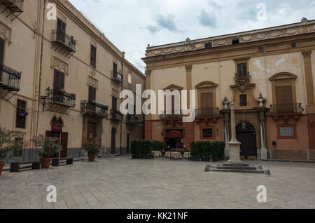 Palerme, Sicile, Italie - 7 septembre 2017 : Palazzo Gangi sur la Croce del Vespri square. Banque D'Images