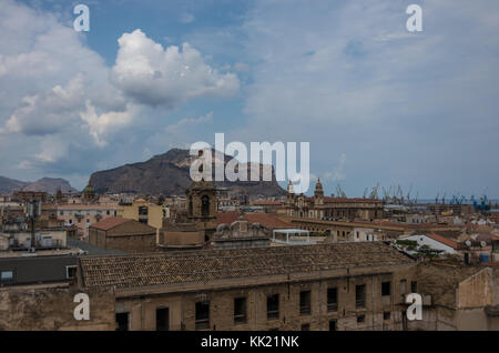 Ville sicilienne de Palerme sur les toits de toits de bâtiments historiques avec les montagnes et le port en arrière-plan. Italie Banque D'Images