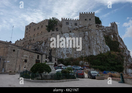 Catania, Italie - 10 septembre 2017 : Cité médiévale ville italienne avec le château normand en Sicile, Italie. montagnes Banque D'Images