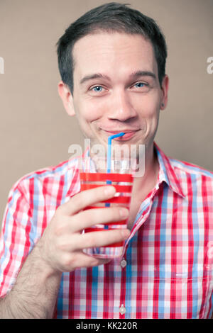 Professionnels des blue-eyed boy drinking hipster sur fond de bois Banque D'Images