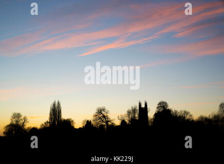 Ad Vincula saint Pierre église paroissiale au coucher du soleil en automne. Hampton Lucy, Warwickshire, en Angleterre. Silhouette Banque D'Images