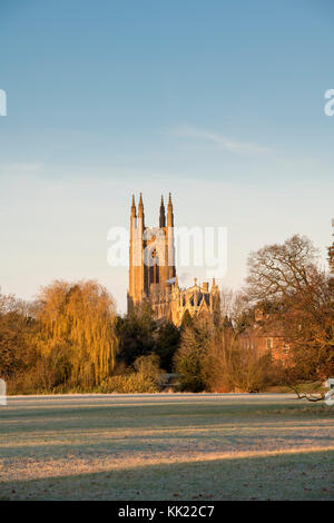 Ad Vincula saint Pierre église paroissiale sur un matin glacial de l'automne au lever du soleil. Hampton Lucy, Warwickshire, Angleterre Banque D'Images