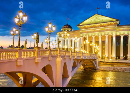 Le Musée Archéologique de Macédoine et le pont des civilisations, Skopje, République de Macédoine Banque D'Images