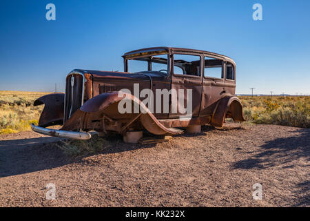 Voiture abandonnée dans le parc national de la forêt pétrifiée le long de la route 66 en Arizona Banque D'Images