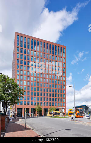 Tamise Tower vu dans le contexte de la station de bus. Tamise Tower, Reading, Royaume-Uni. Architecte : dn-a architectes, 2017. Banque D'Images