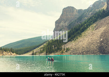 Belles eaux turquoises de la moraine lake avec des pics couverts de neige au-dessus de lui dans le parc national du Canada Banff Banque D'Images