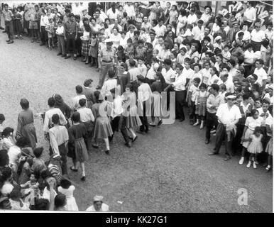 Zvi Oron (Oroshkess). Yom Ha'Atsma'ut (Israël) Défilé du Jour de l'indépendance à Jérusalem. Les enfants de l'école danse le Jaffa Road. 1960 (id.14457803) Banque D'Images