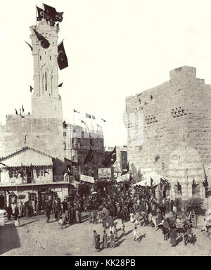 Vue de la porte de Jaffa à Jérusalem avec drapeaux turcs au cours de la domination ottomane en Palestine, 1903 (D623) 082 Banque D'Images