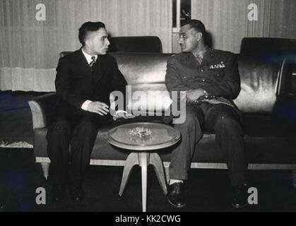 Le Roi Hussein de Jordanie avec le président égyptien Gamal Abdel Nasser en milieu des années 1950 Banque D'Images