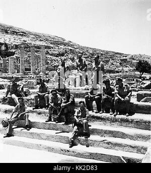 Les soldats de la Brigade juive sur un site archéologique à Benghazi salon 1943 1944 b Banque D'Images