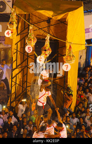 Govindas, les jeunes garçons cassent Dahi Handi avec succès pendant le festival Dahi Handi, Pune Banque D'Images