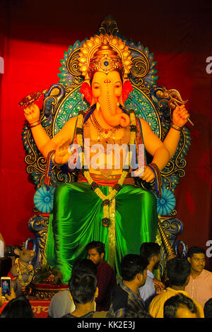 Ganapati idole avec dévot pendant le festival Ganapati, Pune Banque D'Images