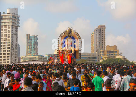 Énorme idole Ganapti près de Girgaon Chowpatty, Ganapati visarjan, Girgaon Chowpatty, Mumbai Banque D'Images