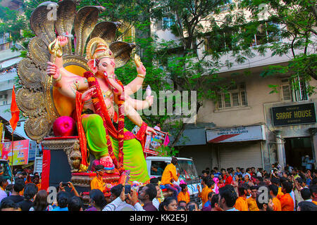 Énorme idole Ganapati, décorée de Snakeheads transportés sur camion avec des dévots, Mumbai Banque D'Images