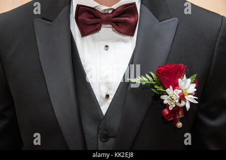 Vêtements d'une chambre à vin près. Costume, chemise, cravate et boutonnière. Banque D'Images