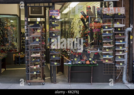 L'extérieur d'alco Chaussures sur Liberty avenue, à Richmond Hill, Queens, New York avec bon marché sur la vente de chaussures. Banque D'Images