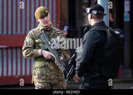 Windsor, Royaume-Uni. 27 nov, 2017. Un soldat parle à un agent de police à l'extérieur de la caserne de Victoria. Credit : mark kerrison/Alamy live news Banque D'Images