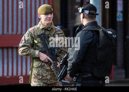 Windsor, Royaume-Uni. 27 nov, 2017. Un soldat parle à un agent de police à l'extérieur de la caserne de Victoria. Credit : mark kerrison/Alamy live news Banque D'Images