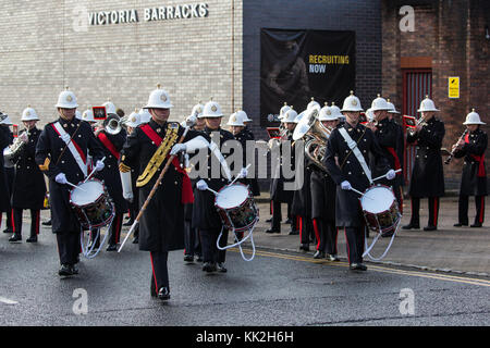 Windsor, Royaume-Uni. 27 nov, 2017. l'orchestre de la royal marines marins de la Royal Navy conduit l'exécution de la cérémonie de la relève de la garde au château de Windsor pour la première fois. Quatre-vingt-six marins ont été formés à l'administration centrale de la marine royale à Portsmouth pour effectuer la cérémonie au cours des mois dans le cadre d'une série d'événements pour marquer 2017 comme "l'année de la marine'. crédit : mark kerrison/Alamy live news Banque D'Images