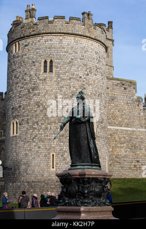 Windsor, Royaume-Uni. 27 nov, 2017. Une statue de la reine Victoria à l'extérieur du château de Windsor. crédit : mark kerrison/Alamy live news Banque D'Images