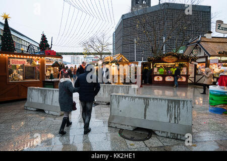 Berlin, Allemagne. 27 novembre 2017. Le marché de Noël commence à Breitscheidplatz sur les lieux d'une attaque terroriste de camion en 2016. Des blocs de béton ont été installés cette année aux entrées du marché comme mesure de sécurité. Crédit: Iain Masterton/Alay Live News Banque D'Images