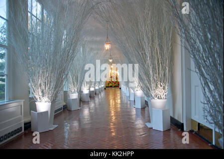 Les décorations de Noël 2017 de la Maison Blanche, avec le thème « traditions D'Honneur », qui ont été personnellement sélectionnées par la première dame Melania Trump, sont prévisualisées pour la presse à Washington, DC le lundi 27 novembre 2017. Cette scène de vin borde la salle de la Colonnade est où les clients passent lorsqu'ils vont à la résidence. Crédit : Ron Sachs/CNP /MediaPunch Banque D'Images