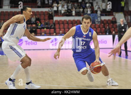 Helsinky, Finlande. 27 nov, 2017. r-l jaromir bohacik (CZE) et Shawn huff (fin) en action au cours de la qualification de la finlande contre la République tchèque pour la coupe du monde de basketball fiba 2019, à Helsinki, Finlande, le 27 novembre 2017. crédit : david svab/ctk photo/Alamy live news Banque D'Images