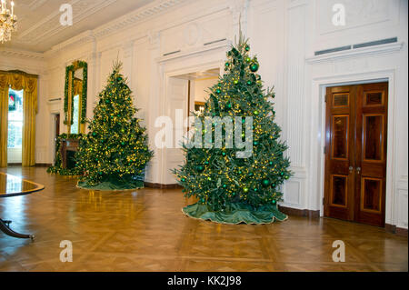 Les décorations de Noël de la Maison Blanche de 2017, avec le thème «traditions honorées du temps», qui ont été personnellement sélectionnées par la première dame Melania Trump, sont présentées en avant-première à la presse à Washington, DC le lundi 27 novembre 2017. Sur la photo sont des arbres de Noël dans la salle est. Crédit : Ron Sachs/CNP - PAS DE SERVICE DE FIL · photo : Ron Sachs/Consolidated News photos/Ron Sachs - CNP Banque D'Images