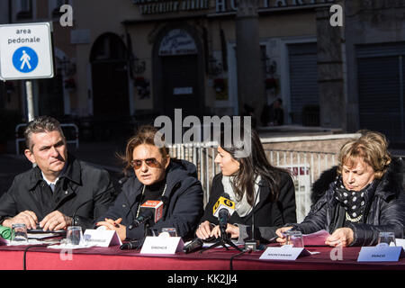 Rome, Italie. 27 nov, 2017. 12:28:16 : Laurent bagnacani (l), ama (société de gestion des déchets municipaux et le président-directeur général), Ruth dureghello 2l), virginia raggi (c), maire de Rome, pinuccia montanari (2r) assister à la conférence de presse pour la présentation du nouveau modèle de la technologie de recyclage des déchets dans le quartier juif de Rome, Italie Le 27 novembre 2017. crédit : andrea ronchini/Alamy live news Banque D'Images