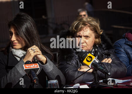 Rome, Italie. 27 nov, 2017. pinuccia Montanari, conseiller pour la durabilité de l'environnement de Rome capitale, maire de Rome au cours de la Virginia raggi présente le nouveau modèle technologique de la collecte sélective des déchets dans le quartier juif de Rome le 27 novembre 2017 à Rome, Italie. Le nouveau système de collecte fournit à l'usage exclusif des mots-valises (transpondeur électromagnétique passive) par micropuces qui retracent les quantités de déchets.Rome, Italie Le 27 novembre 2017. crédit : andrea ronchini/Alamy live news Banque D'Images