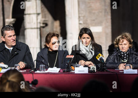 Rome, Italie. 27 nov, 2017. 12:28:16 : Laurent bagnacani (l), ama (société de gestion des déchets municipaux et le président-directeur général), Ruth dureghello 2l), virginia raggi (c), maire de Rome, pinuccia montanari (2r) assister à la conférence de presse pour la présentation du nouveau modèle de la technologie de recyclage des déchets dans le quartier juif de Rome, Italie Le 27 novembre 2017. crédit : andrea ronchini/Alamy live news Banque D'Images