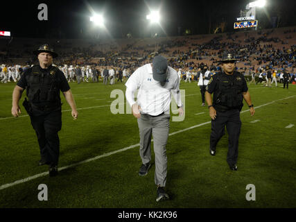 Pasadena, Californie, USA. 30 juillet, 2015. UCLA Bruins entraîneur en chef Jim Mora fonctionne sur le terrain en disant ''Je ne vais pas vous prendre ma photo'' que l'UCLA Bruins défait les contre l'Arizona State Sun Devils 44-37 lors d'un match de football NCAA college au Rose Bowl de Pasadena, Californie, le samedi, Novembre 11, 2017 Credit : Keith Birmingham/SCNG/ZUMA/Alamy Fil Live News Banque D'Images