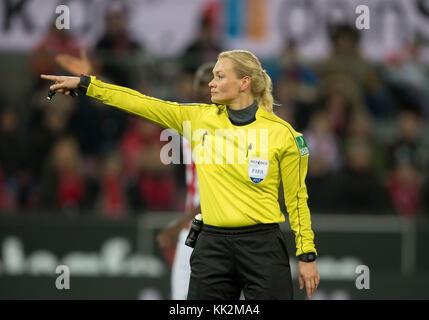 Koeln, Deutschland. 26 novembre 2017. Refereein Bibiana STEINHAUS, geste, geste, Fussball 1. Bundesliga, 13 ans. Spieltag, FC Cologne (K) - Hertha BSC Berlin (B), AM 26.11.2017 à Koeln/ Allemagne. |utilisation dans le monde entier crédit : dpa/Alamy Live News Banque D'Images