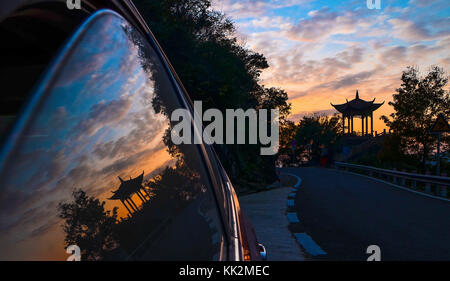 Ningbo, Ningbo, Chine. 26 novembre 2017. Ningbo, CHINE-26 novembre 2017 : (USAGE ÉDITORIAL SEULEMENT. CHINA OUT) . Le reflet d'un pavillon peut être vu sur la fenêtre d'une voiture au crépuscule à Golden Goose Lake Scenic Area à Ningbo, dans la province du Zhejiang de l'est de la Chine. Crédit : Sipa Asia/ZUMA Wire/Alamy Live News Banque D'Images