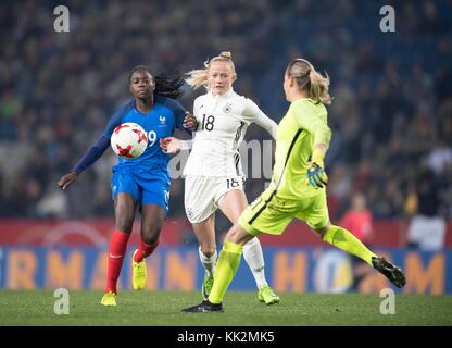 Bielefeld, Deutschland. 24 novembre 2017. Goalchance Lea SCHULLER (SCHULLER) (GER) im Duell versus Griedge MBOCK BATHY L. (FRA) und goalhueterin/Goalwart Meline GERARD R. (FRA), Aktion, duels, Fussball Nationalmannschaft Frauen Freundschaftsspiel, Allemagne (GER) - Frankreich (FRA) 4:0, AM 24.11.2017 in Bielefeld/ Allemagne. |utilisation dans le monde entier crédit : dpa/Alamy Live News Banque D'Images