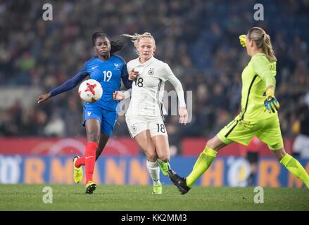 Bielefeld, Deutschland. 24 novembre 2017. Goalchance Lea SCHULLER (SCHULLER) (GER) im Duell versus Griedge MBOCK BATHY L. (FRA) und goalhueterin/Goalwart Meline GERARD R. (FRA), Aktion, duels, Fussball Nationalmannschaft Frauen Freundschaftsspiel, Allemagne (GER) - Frankreich (FRA) 4:0, AM 24.11.2017 in Bielefeld/ Allemagne. |utilisation dans le monde entier crédit : dpa/Alamy Live News Banque D'Images