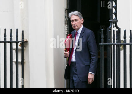 Downing street. Londres. uk 28 nov 2017- Philip Hammond, chancelier de l'Échiquier s'écarte de no 10 Downing Street après avoir assisté à la réunion hebdomadaire du cabinet. Banque D'Images