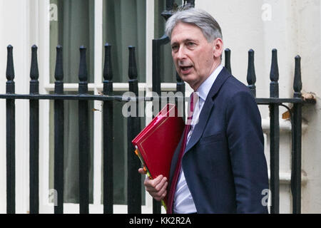 Downing street. Londres. uk 28 nov 2017- Philip Hammond, chancelier de l'Échiquier s'écarte de no 10 Downing Street après avoir assisté à la réunion hebdomadaire du cabinet. Banque D'Images