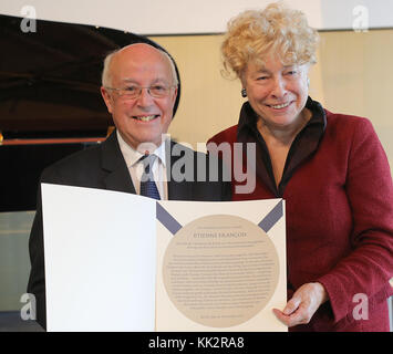 Berlin, Allemagne. 28 novembre 2017. La politologue Gesine Schwan remet à l'historien Etienne Francois son certificat lors de la cérémonie de remise du Prix de l'Académie de Berlin à l'Académie des Arts de Berlin, Allemagne, 28 novembre 2017. Crédit : Wolfgang Kumm/dpa/Alamy Live News Banque D'Images