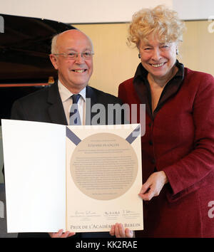 Berlin, Allemagne. 28 novembre 2017. La politologue Gesine Schwan remet à l'historien Etienne Francois son certificat lors de la cérémonie de remise du Prix de l'Académie de Berlin à l'Académie des Arts de Berlin, Allemagne, 28 novembre 2017. Crédit : Wolfgang Kumm/dpa/Alamy Live News Banque D'Images