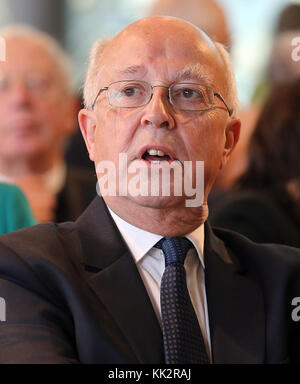 Berlin, Allemagne. 28 novembre 2017. Photo de l'historien primé Etienne François prise au début de la cérémonie de remise des prix du Prix de l'Académie de Berlin à l'Académie des Arts de Berlin, Allemagne, 28 novembre 2017. Crédit : Wolfgang Kumm/dpa/Alamy Live News Banque D'Images