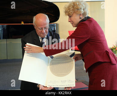 Berlin, Allemagne. 28 novembre 2017. La politologue Gesine Schwan remet à l'historien Etienne Francois son certificat lors de la cérémonie de remise du Prix de l'Académie de Berlin à l'Académie des Arts de Berlin, Allemagne, 28 novembre 2017. Crédit : Wolfgang Kumm/dpa/Alamy Live News Banque D'Images