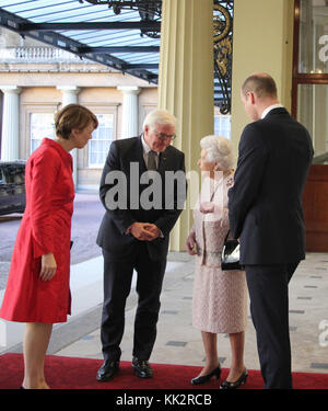 Londres, Royaume-Uni. 28th novembre 2017. La reine Elizabeth II et le prince William ont reçu le président allemand Frank-Walter Steinmeier et sa femme Elke Budenbender à Buckingham Palace à Londres, Royaume-Uni, le 28 novembre 2017. Crédit : Silvia Kusidlo/dpa/Alay Live News Banque D'Images