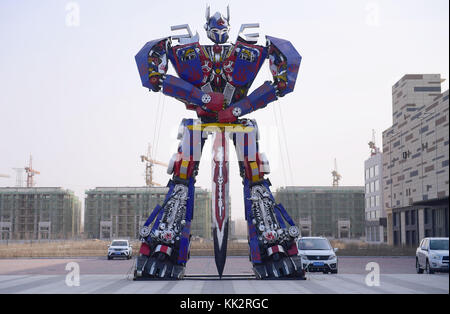 Shenyan, Chine. 28 novembre 2017. Une statue de transformateur de 10 mètres de haut peut être vue dans la rue de Shenyang, dans la province du Liaoning, au nord-est de la Chine. Crédit : Sipa Asia/ZUMA Wire/Alamy Live News Banque D'Images