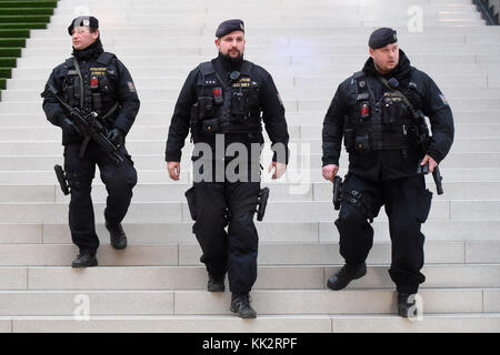 Ostrava, République tchèque. 28 nov, 2017 agents de police lourdement armées. patrouillent dans le centre commercial nova karolina à Ostrava le mardi 28 novembre, 2017. Les mesures de sécurité ont été renforcé lors de l'avènement et de policiers et policières regarder les marchés de Noël, spectacles et autres lieux publics dans la région de Moravie-Silésie. (Ctk/jaroslav ozana) Banque D'Images