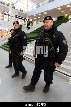 Ostrava, République tchèque. 28 nov, 2017 agents de police lourdement armées. patrouillent dans le centre commercial nova karolina à Ostrava le mardi 28 novembre, 2017. Les mesures de sécurité ont été renforcé lors de l'avènement et de policiers et policières regarder les marchés de Noël, spectacles et autres lieux publics dans la région de Moravie-Silésie. (Ctk/jaroslav ozana) Banque D'Images