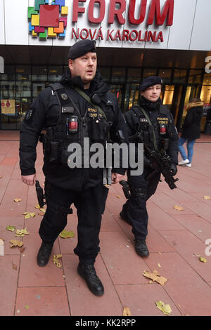 Ostrava, République tchèque. 28 nov, 2017 agents de police lourdement armées. patrouillent dans le centre commercial nova karolina à Ostrava le mardi 28 novembre, 2017. Les mesures de sécurité ont été renforcé lors de l'avènement et de policiers et policières regarder les marchés de Noël, spectacles et autres lieux publics dans la région de Moravie-Silésie. (Ctk/jaroslav ozana) Banque D'Images