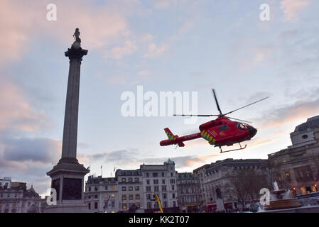 Trafalgar Square, Londres, Royaume-Uni. 28 novembre 2017. L'hélicoptère d'ambulance aérienne atterrit à Trafalgar Square pour assister à un accident de la circulation à proximité. Credit : Matthew Chattle/Alamy Live News Banque D'Images